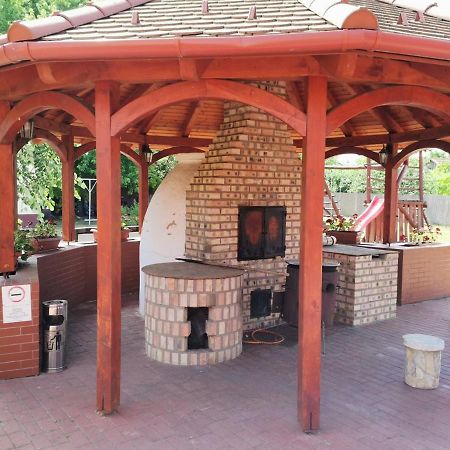 Bed and Breakfast Kamilla Panzio Es Rendezvenyhaz Balmazújváros Zewnętrze zdjęcie