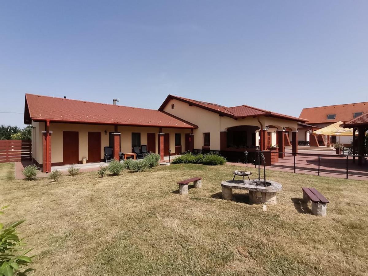 Bed and Breakfast Kamilla Panzio Es Rendezvenyhaz Balmazújváros Zewnętrze zdjęcie