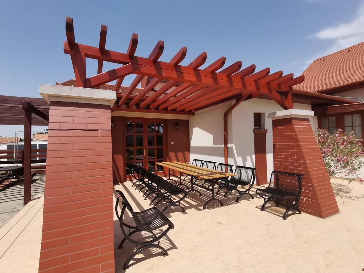 Bed and Breakfast Kamilla Panzio Es Rendezvenyhaz Balmazújváros Zewnętrze zdjęcie